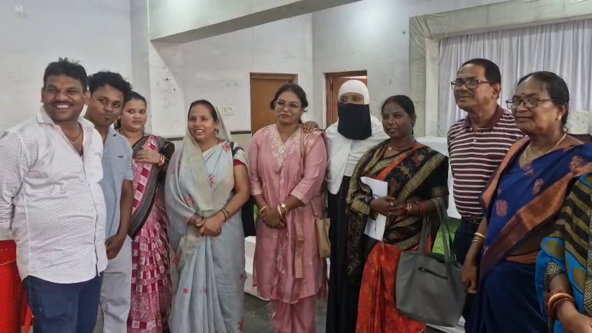 otvkhabar's tweet photo. #ବିଜେଡିରୁ_୧୦_କାଉନସିଲରଙ୍କ_ଇସ୍ତଫା
-ଝାରସୁଗୁଡ଼ା ବେଲପାହଡ଼ରେ ଭୁଶୁଡୁଛି ବିଜେଡି ଗଡ଼
-ବିଜେଡି ସଦସ୍ୟତାରୁ ଇସ୍ତଫା ଦେଲେ ୧୦ କାଉନସିଲର
-ହିତେଶ ଠକରଙ୍କୁ ନିଲମ୍ବନ ପରେ ବିଜେଡି ଛାଡ଼ିଲେ କାଉନସିଲର
-ଇସ୍ତଫା ନେଇ ସାମ୍ବାଦିକ ସମ୍ମିଳନୀରେ ଦେଲେ ସୂଚନା
#BJD #BJDResignation #Jharsuguda #Belpahar #OdishaPolitics #CouncilorsResign #HiteshThakur #BJDCrisis #Odisha #OTV