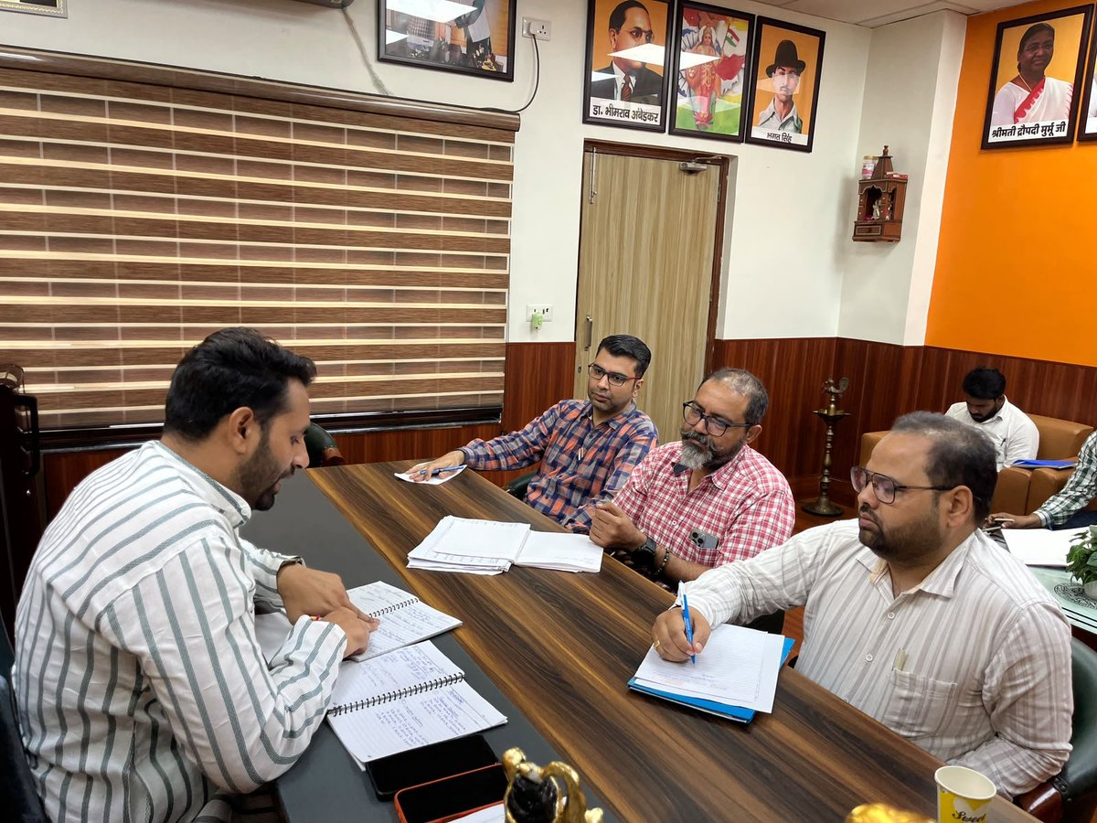 iRaviKantMLA's tweet photo. जनता की सुविधा सर्वोपरि, समस्याओं का समाधान हमारी प्राथमिकता।

त्रिलोकपुरी विधानसभा में लगातार सामने आ रही सीवर एवं पेयजल संबंधी समस्याओं को गंभीरता से लेते हुए आज दिल्ली जल बोर्ड के अधिशाषी अभियंता (Executive Engineer), सहायक अभियंता (Assistant Engineer), https://t.co/Mq70xruq3M
