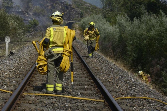 EPGalicia's tweet photo. Restablecida la circulación ferroviaria entre Ourense y O Irixo tras los incendios provocados por el paso de un tren https://t.co/qHFS8ov2Mz