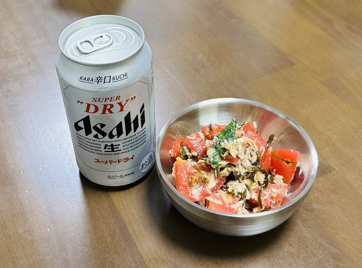 ryu_yu_kan's tweet photo. 今日は暑い中で良い仕事ができました🔥

こまめな水分補給はしつつも、良い具合に喉を仕上げて銀色🍺✨最高‼️

つまみは、トマトとツナと塩昆布と大葉の和物🍅飲む日は朝から食を調整している😎

#おうちごはん
#晩酌
#おうち居酒屋 https://t.co/2grQeF64Cn