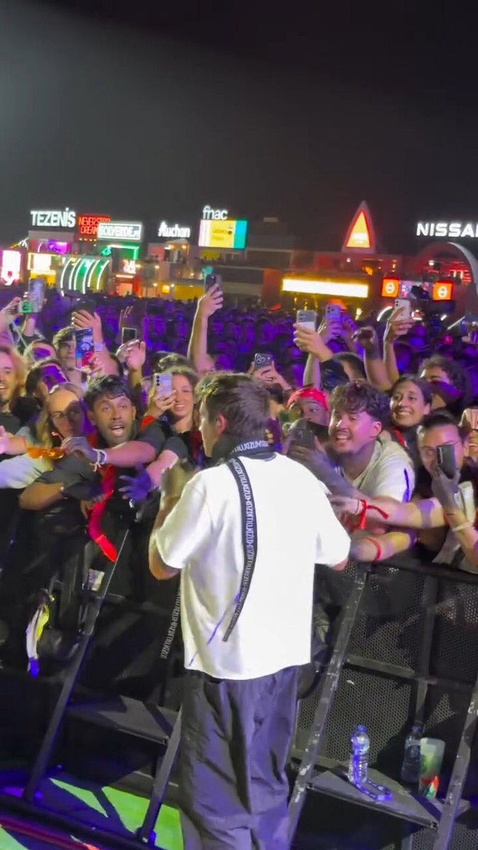milosdomain's tweet photo. We made it this far, kid. 🖤♥️
|-/
(Moment in which Tyler grabbed my sunglasses during Rawfear 🥺)
@twentyonepilots #nosalive #twentyonepilots #rawfear https://t.co/UaPhJYUAnU