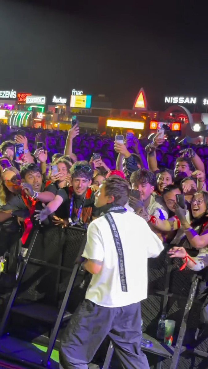 milosdomain's tweet photo. We made it this far, kid. 🖤♥️
|-/
(Moment in which Tyler grabbed my sunglasses during Rawfear 🥺)
@twentyonepilots #nosalive #twentyonepilots #rawfear https://t.co/UaPhJYUAnU