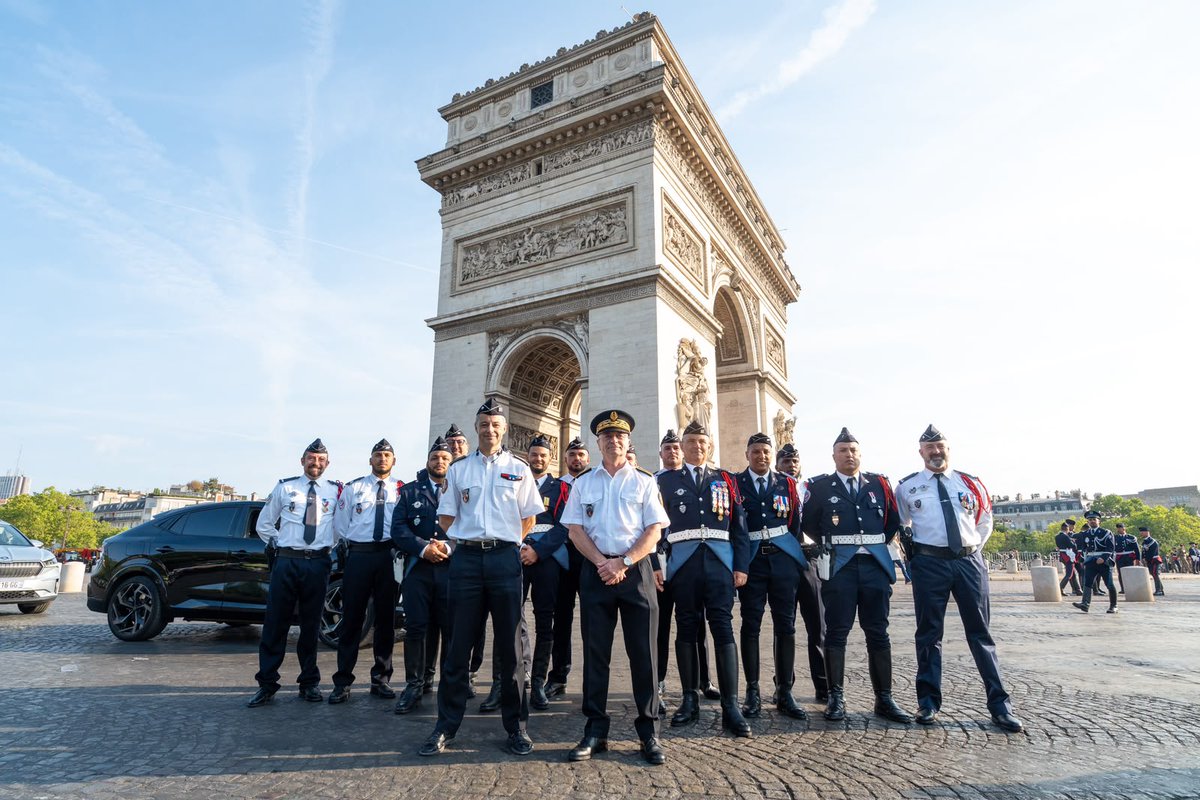 prefetpolice's tweet photo. À l’occasion du défilé du #14Juillet, je suis allé saluer les effectifs qui s’apprêtaient à défiler.

À quelques instants du départ, on mesure la fierté, l’engagement et le sens du devoir qui les animent. Je suis fier de les voir représenter la préfecture de Police aujourd’hui.

Toute ma reconnaissance aussi aux forces de sécurité et de secours mobilisées pour assurer la protection des défilants et du public.

Bon défilé à toutes et à tous !
