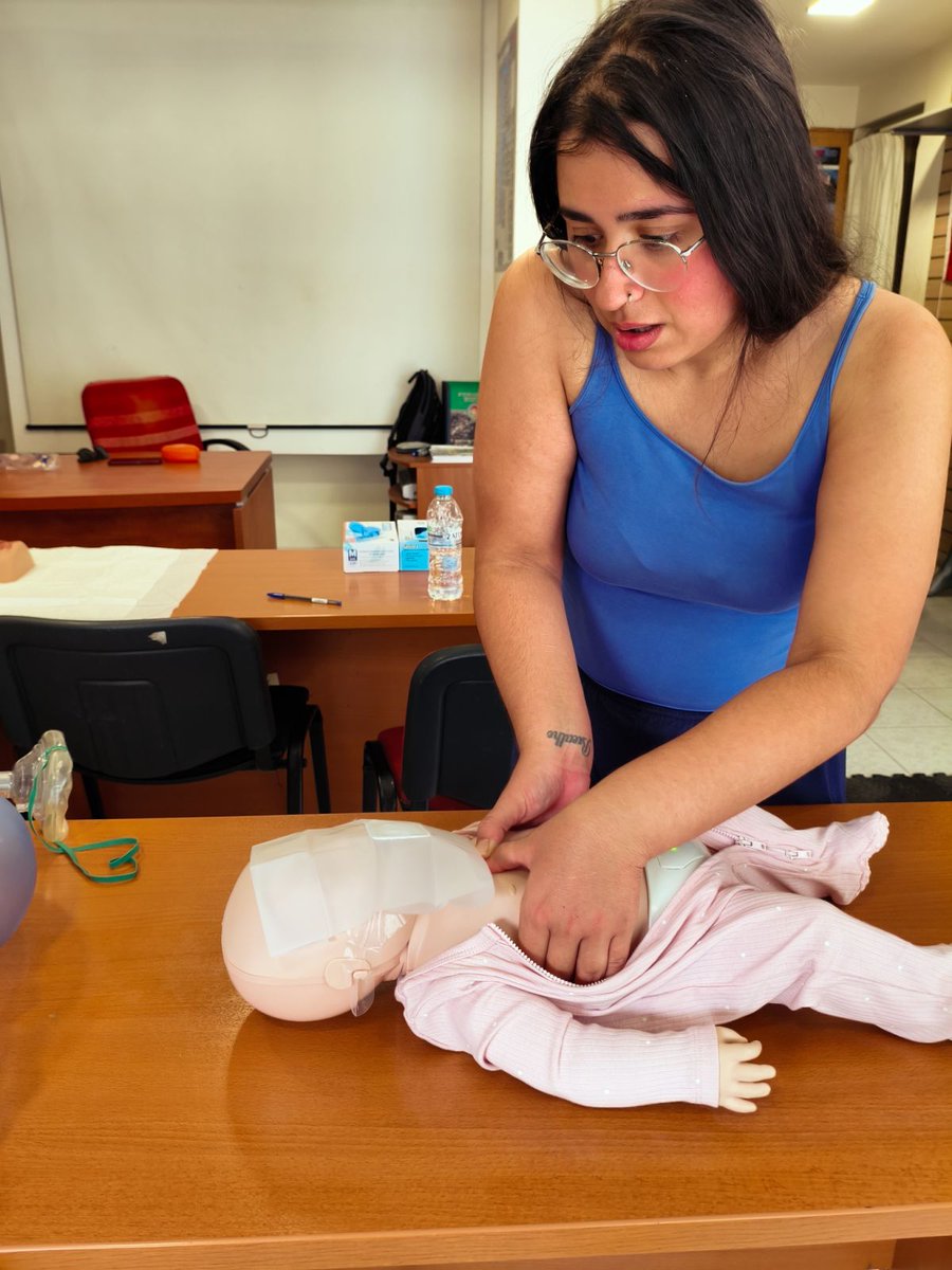 ReliveTraining's tweet photo. 🚑 Ολοκληρώθηκε με επιτυχία το πρόγραμμα EFA με τη συμμετοχή επαγγελματιών που εργάζονται στη φύλαξη και φροντίδα παιδιών.

🫀 Οι συμμετέχοντες εκπαιδεύτηκαν σε ΚΑΡΠΑ, χρήση AED, διαχείριση αεραγωγού &amp; πνιγμονής, ακατάσχετη αιμορραγία και τραυματισμούς ΑΜΣΣ.
#EmergencyFirstAid https://t.co/tYxNYl6UgD