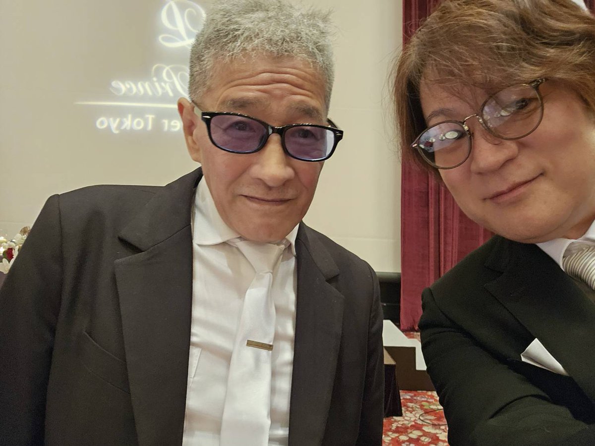 shitaraaaa___'s tweet photo. 生存確認⑯　園田賢結婚式・続

先輩２人にお願いして写真。久しぶりに代表とゆっくり話をさせてもらった。やっぱカッコ良いよ、代表は。

色んなアドバイスをもらったので背筋が伸びるね。まだまだ最高位戦を引っ張って欲しい。

誠一さんも素敵だよなぁ。魅力ってのは内面から出てくるんだと改めて思った１日でした。

ちなみに最後の写真は友人代表スピーチでテンパりまくってたプレッシャーから解放された直後の直也です