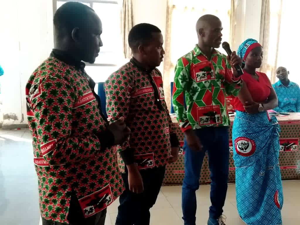 CnddFddGitega's tweet photo. @CnddFdd 🤝 Uwahoze arongoye GF Gitega, Ir.Irakoze Jean Paul, yarashimiye Ubuserukizi bw'Umugambwe @CnddFddGitega,burongowe na Hon.Georges Nshimirimana, ku kubitangira no kubaba hafi vyabaranze .Yahamagariye ababasubiriye kurangwa n'ubupfasoni, indero, ubumwe n'akarangamutima ka @CnddFdd https://t.co/QQtW4BffKH