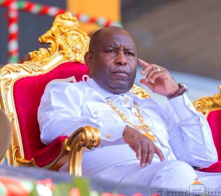 FOCODE_'s tweet photo. Ariko aya mabi ariko arakorerwa abanyafrika na benewabo muri Afrika y’epfo, vy’ukuri Prezida wa Union Africaine ntaco afise yoyavugako ?

Afrika yose yarafashije abanya-Afrika y’epfo kugwanya Apartheid. Uburundi, canecane ku ntwaro ya Prezida Bagaza, buri mu bihugu vyashigikiye urugamba rw’umuhari ANC. Ubumwe bw’Afrika bucitwa OUA bwarakoze vyinshi mu rugamba rwo kugwanya akarenganyo n’agahotoro muri Afrika y’epfo.

None aka gacerere k’umukuru wa Union Africaine kava kuki mu mabi mashasha ariko akorerwa abanyafrika muri ico gihugu ?

Hari abarundi bo ejo bitoye baja gutabaza Ambassadeur Alexis Bukuru aserukira Uburundi muri Afrika y’epfo, yabishuye ati :
"Ico nshoboye nuko abatagira ivyangombwa nobaha Go home bagasubira mu Burundi. Uwufise ama Rand 200 aze tumuhe Go Home atahe !"
Abari bagiye gutabaza batashe bimyiza ibamfu.

Gutorwa kuba Prezida wa Union Africaine vyarahimbajwe ko ari iteka rikomeye ku Burundi. Yamara abanyafrika bazosigarana ko uwo mukuru wa Union Africaine yabasigiye irihe jambo ? Yatabaye iki mu gihe bari bagowe ?

@GeneralNeva , @NtareHouse , @KwaNtare , @BurundiGov , @MAEBurundi , @nshingamateka , @Burundi_senat