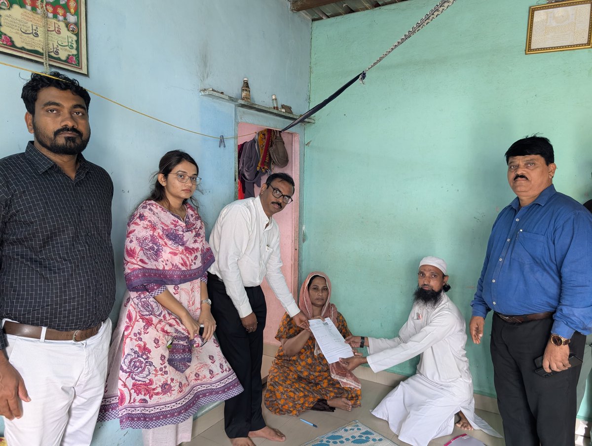 TahasilC's tweet photo. SIR 2026 च्या अनुषंगाने चांदवड संघातील मतदार नोंदणी अधिकारी कैलास कडलग यांनी मतदार यांना EF वाटप करून BLO मार्फत भरून घेण्यात आला. यावेळी BLO व अति.सहा.मतदार नोंदणी अधिकारी सिनारे साहेब व निवडणूक नायब तहसिलदार श्री. केदारे हे देखील उपस्थित होते. https://t.co/9foB6BOYSv