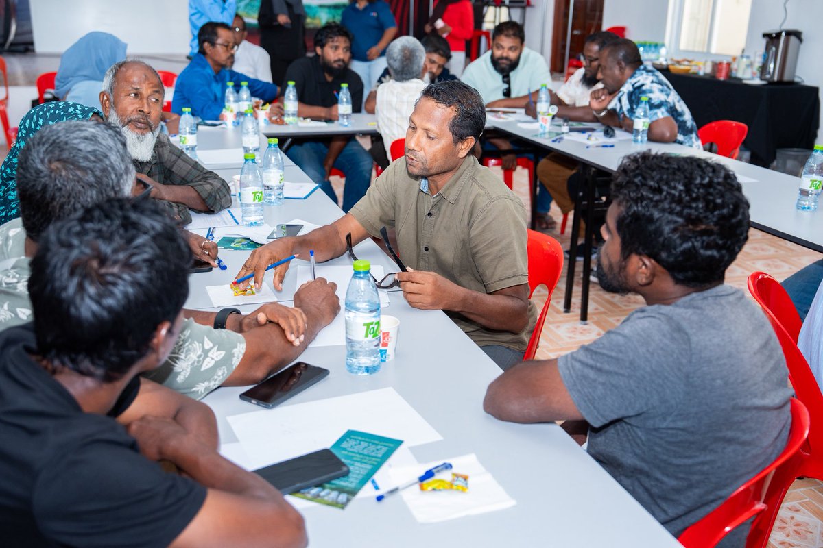 MFAORmv's tweet photo. ހއ،ހދ އަދި ށ ގެ ރަށްތަކަށް އަމާޒުކޮށްގެން، ދަނޑުވެރި މަންފާ ގްރާންޓް ސްކީމުގެ މައުލޫމާތު ދިނުމުގެ ސިލްސިލާއެއް ކުރިޔަށް އެބަދެއެވެ. މެޕް ޕޮރޮޖެކްޓްގެ ޓީމާއިއެކު އެސްއެމްއީ ޑިޖިޓަލްގެ ޓީމުވެސް މި ސެޝަންތަކުގައި ބައިވެރިވެއެވެ.
މި ޝެޝަންތަކުގެ ތެރެއިން  ށަވިއަނީގެ ރަށްތަކަށް ސެޝަން ކުރިއަށް ގެންދިޔައީ ށ. ގޮއިދޫގައެވެ. އަދި ހދ އަތޮޅުގެ ރަށްތަކުގެ ސެޝަން  އެއަތޮޅު ވައިކަރަދޫގައި ކުރިޔަށް ގެންދެވިފައިވާއިރު، ހއ ގެ ރަށްތަކަށް އަމާޒުކޮށްގެން ސެޝަންތައް ކުރިޔަށް ގެންދަނީ ހދ. ހަނިމާދޫގައެވެ.