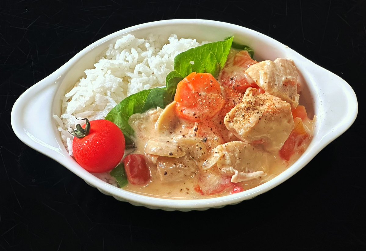 BoMidnightBaker's tweet photo. ชวนทำ japanese white stew 

คู่ตรงข้ามของแกงกะหรี่ญี่ปุ่น ความอร่อยทัดเทียม แนวรสละมุน แถมทำง่ายกว่ามาก 

จริงๆมันคือสตูร์ไก่ใส่มิโซะและครีม ปรุงรสง่ายๆ แต่อร่อยแสงออกมาก

เราใช้อกไก่ ผัดกับเนย ให้พอผิวสวย จากนั้นใส่หอมใหญ่ เห็ดโรสแมรี่ bay leaf ผัดจนสลด (เราชอบสไลด์ ใครชอบหั่นเต๋า ได้หมด) ใส่เห็ดแชม น้ำจะออกมาตอนผัด ต้องใจเย็น (สำคัญ) ผัดไฟอ่อนจนน้ำแห้ง (ถ้าไม่แห้ง เห็ดจะขม ถ้าผัดจนแห้งจะอร่อยมากกก) จากนั้นเติมแป้งสาลี 1-2 ชต ผัดให้ทั่วจนแป้งสุก (สำคัญ) เติมผัก เราใส่แครอทลงไป ผัดต่ออีกนิด

จากนั้นใส่น้ำสต๊อก (เรามีสต๊อกไก่ต้มไว้เมื่อวาน) ใครไม่มีใส่น้ำเปล่า (หรือเติมผงซุป/ผงซุปปลา) ใส่แค่พอท่วม ต้มต่อจนผักเริ่มสุกดี ใส่มะเขือเทศ แล้วใส่ วิปครีม ใครสู้ราคาไหว ให้ใช้ วิปตัวนี้เลย (Tatua) เราชอบมาก ดีไปหมด ใส่ลงไป 1-2 ถ้วย ไฟกลาง-เบา (ห้ามเดือดพล่าน) 

ค่อยๆเคี่ยวไปเรื่อยๆจนแครอทสุกตามชอบ ชิมรส (ใครใส่ผงซุปมันจะเค็มแล้ว เราใช้สต๊อกทำแบบไม่เติมเกลือ รสจะอ่อน) จากนั้นใส่ มิโซะขาว (มิโซะเข้ากับเนยที่เราผัดไปตอนแรก และมิโซะขาวจะรสเข้ากับเมนูนี้ /มากกว่ามิโซะแดง แต่ก็ตามชอบ ใครชอบเข้มข้น ก็แดงโลด) 

เบาไฟ ชิมรส เสิร์ฟร้อนๆ ราดข้าว หรือทานเปล่า หรือเส้นสปาเก็ตตี้ได้หมด 

เมนูทำง่ายๆ แต่เติม 2-3 รอบทุกที