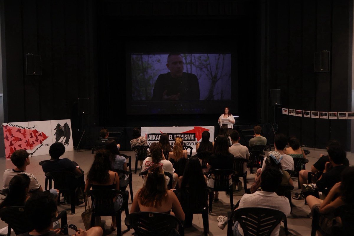 OJS_CAT's tweet photo. 🔴 || Presentació documental “Quan sorgeixen els monstres” de @DSocialista_. Imatges de les projeccions a Nou Barris, Girona, Eixample, Mataró i Sabadell. 

Aixafem el feixisme. La joventut treballadora a primera línia! https://t.co/Ecv9WortDP