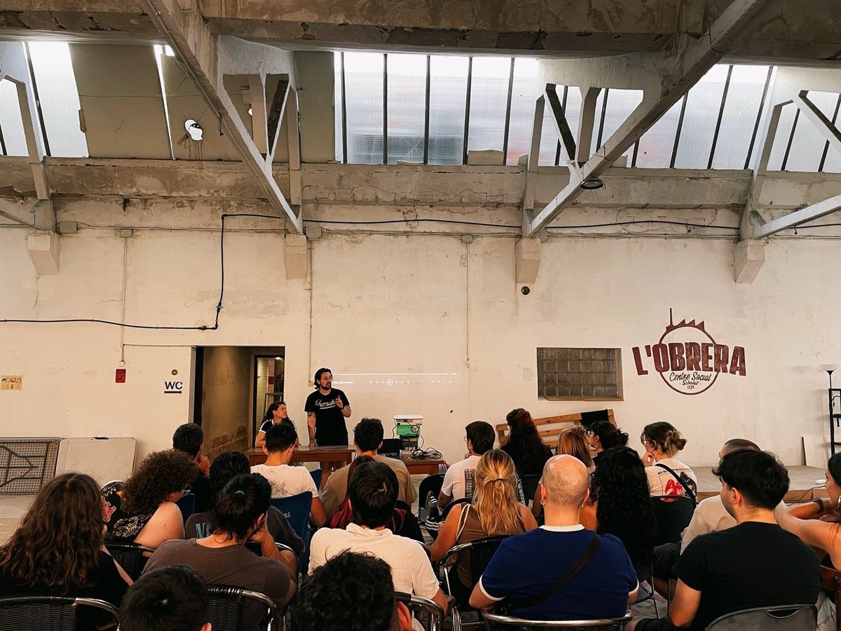 OJS_CAT's tweet photo. 🔴 || Presentació documental “Quan sorgeixen els monstres” de @DSocialista_. Imatges de les projeccions a Nou Barris, Girona, Eixample, Mataró i Sabadell. 

Aixafem el feixisme. La joventut treballadora a primera línia! https://t.co/Ecv9WortDP