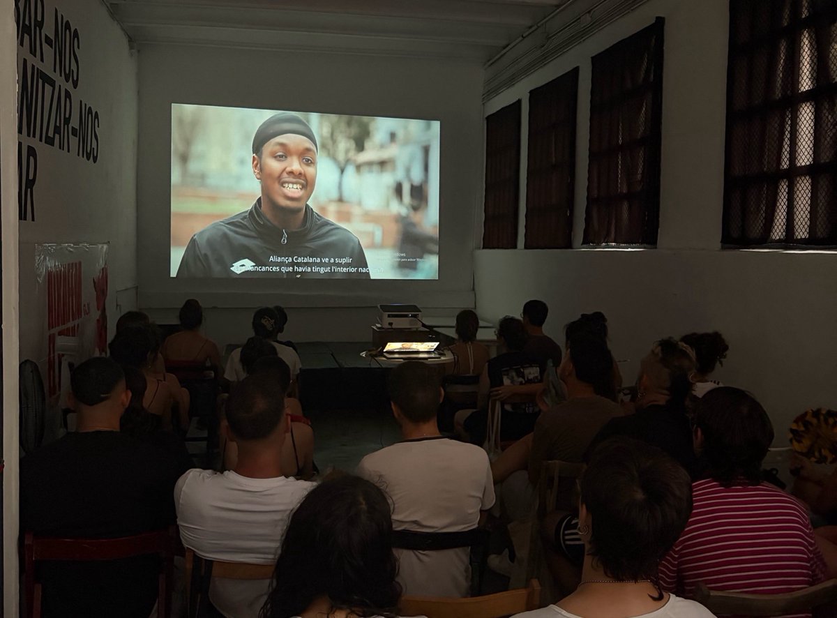 OJS_CAT's tweet photo. 🔴 || Presentació documental “Quan sorgeixen els monstres” de @DSocialista_. Imatges de les projeccions a Nou Barris, Girona, Eixample, Mataró i Sabadell. 

Aixafem el feixisme. La joventut treballadora a primera línia! https://t.co/Ecv9WortDP