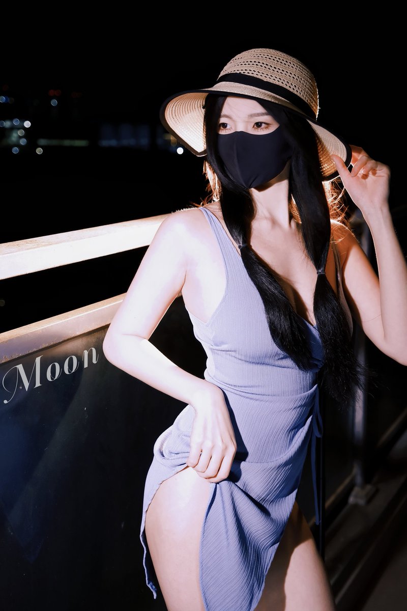 MoonTree01's tweet photo. 在阳台思念你  @xichangke https://t.co/vN3d9MJ3nB