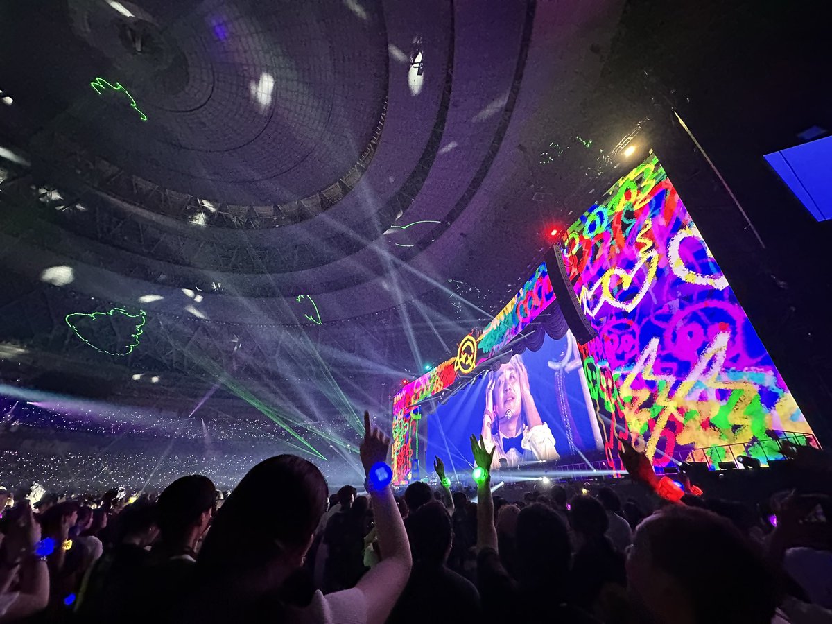 mhrs_39's tweet photo. ドームにうんこ投影しちゃうバンド SEKAI NO OWARI
#THECINEMAネタバレ https://t.co/V8uX2ZMtVj