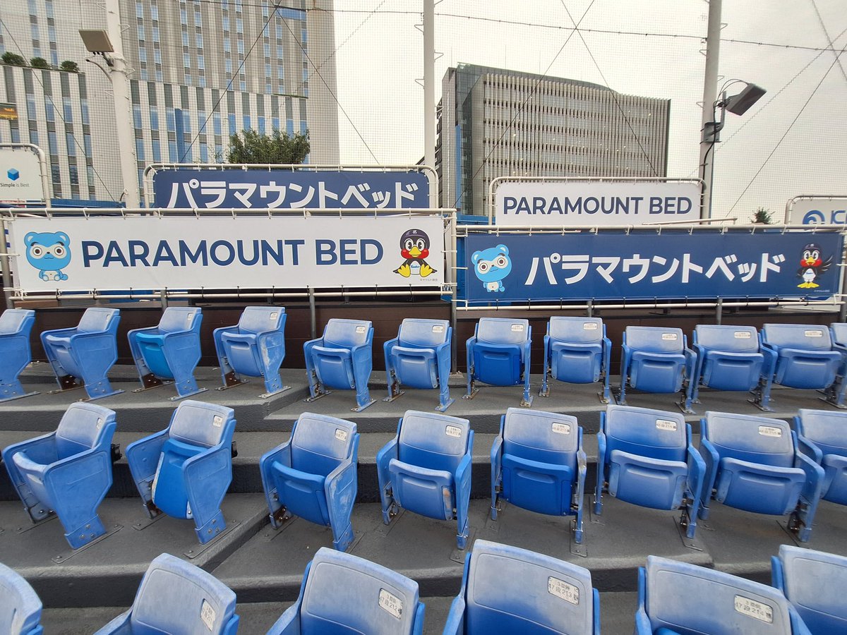 ParamountBed's tweet photo. ／
明治神宮野球場の「パラマウントベッドシート」の看板をリニューアルしました！🏟️
＼
 
新しくなった看板には、#東京ヤクルトスワローズ 公式マスコットの #つば九郎 と、当社公式キャラクター #ぱらきち が登場✨

「パラマウントベッドシート」は球場の景色を外野最上段からゆったりと満喫できるボックスシートです。
 
明治神宮野球場にお越しの際は、新しくなった「パラマウントベッドシート」の看板にもぜひご注目ください👀
 
#パラマウントベッド #神宮球場 #swallows