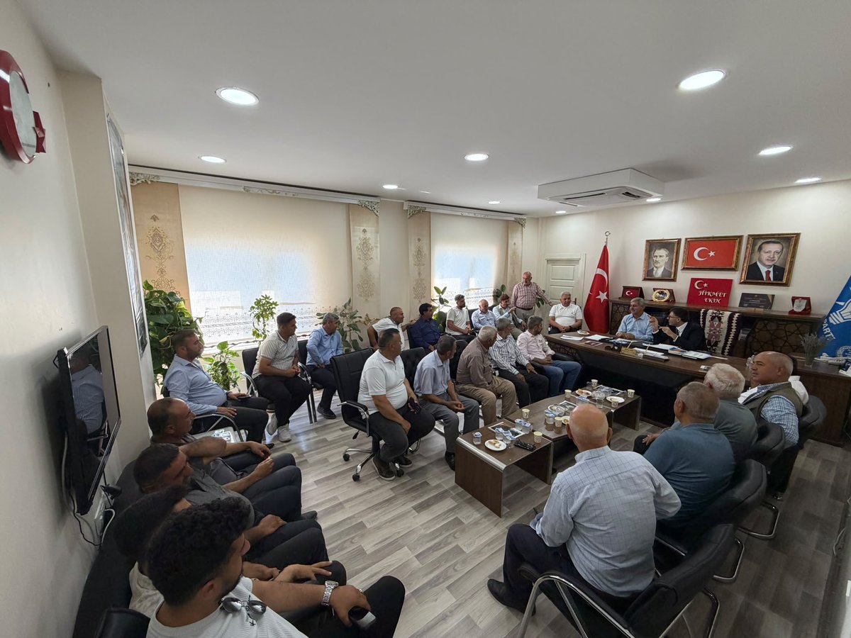 PartiSiirt's tweet photo. Merkez İlçe Başkanı Sn @hikmetekin56 ve İl Başkanımız Sn @AvHekimGider başkanlığında merkeze bağlı köy başkanlarımızla köy  toplantısını gerçekleştirdik. Toplantımızda köylerimizdeki çalışmalarımızı değerlendirerek önümüzdeki döneme ilişkin istişarelerde bulunduk. Taleplerini ve isteklerini değerlendirdik. Bununla ilgili çalışmalarımızın haritasını belirledik.

Birlik ve beraberlik içerisinde gerçekleştirdiğimiz toplantımızın ilimiz , teşkilatımız ve davamız adına hayırlara vesile olmasını temenni ediyoruz. 🇹🇷