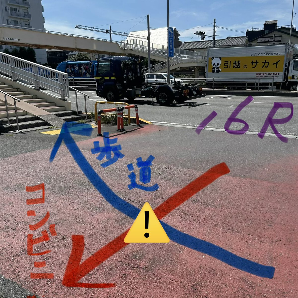 kanaza_toshi's tweet photo. 今年度より町田市青少年健全育成委員に所属しております。
本日は南地区鶴間を中心に通学経路の安全パトロールを行いました。
この地域は国道246号と16号が交差、その支流は狭い道でも交通量が非常に多く、特に登下校時は注意が必要です。
危険箇所の周知、改善のため継続的に取り組んで参ります。
※2枚目　南町田北交差点付近
※3枚目　鶴間６丁目圓成寺付近