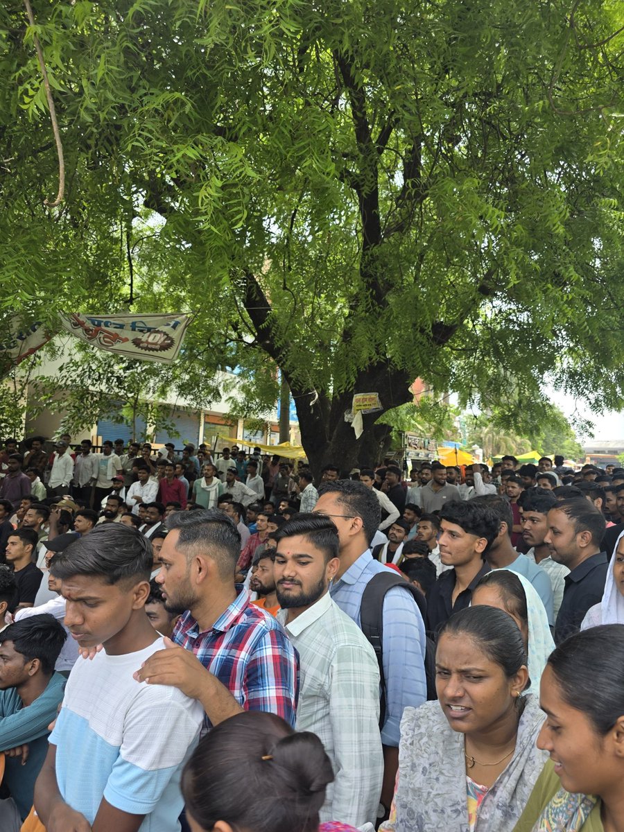 Digambar373's tweet photo. चंद्रपूर @mpsc_office आयोग राव आता तरी लाजा पोरांच्या हक्कासाठी आणि लाखोंच्या फायदेशीर परीक्षा पद्धतीसाठी तुमची स्थापना केलेली असतांना तुम्ही सरकारचा पक्ष घेऊन ऑनलाईन पद्धतीने घेणार असाल तर आम्ही जनचळवळ सुरू केलेली आहे ती ही #mpsc विरोधात.त्यासाठी आमची मागणी मान्य करा. https://t.co/2vVAyLxN6U