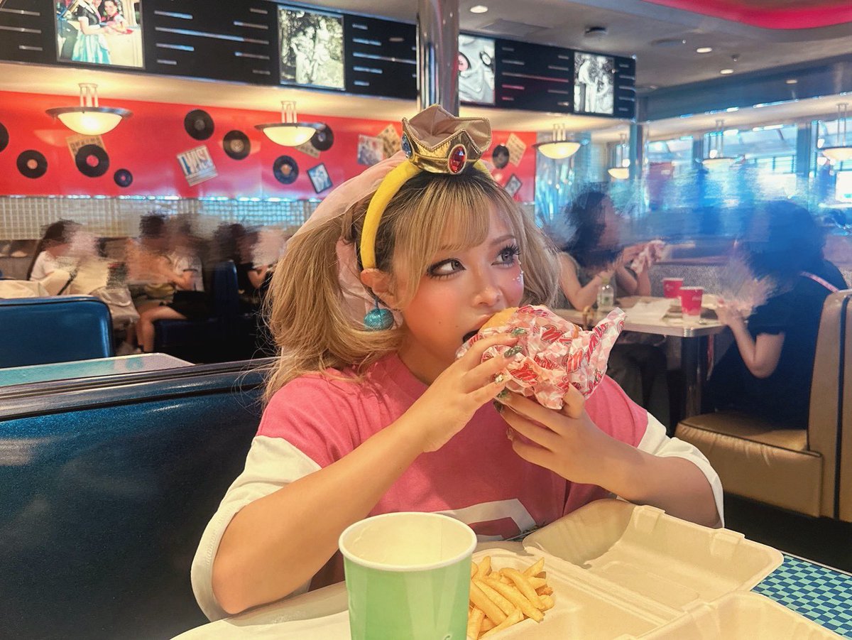 natsume_yor's tweet photo. 爆食いピーチ姫🍑👸 https://t.co/A0XTVR4VuX