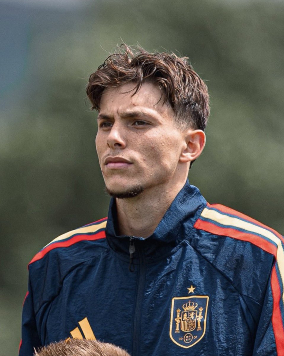 EmirScouts's tweet photo. Atlético Madrid's academy has produced a promising forward profile. 

Sergio Esteban put together a highly impressive U19 Euro campaign with Spain this summer.

Despite not being the undisputed starting striker, his efficiency off the bench was absolutely elite. He racked up 3 goals in just 160 minutes of action, averaging a phenomenal goal every 53 minutes.

Tactically, he is far from a traditional target man. He is a highly mobile, dynamic forward who constantly drifts sideways into the half-spaces to receive possession, while also possessing the spatial awareness to make killer blindside runs behind the opposition's defensive line. In front of goal, his ball-striking is incredibly clinical, displaying the kind of composure and shot precision you expect from a top-tier finisher.

His off-ball work is equally impressive. He is quick to press, using his high work rate to disrupt the opponent’s build-up play early.

Securing a spot in Diego Simeone’s pre-season squad is a monumental step forward.

An exciting striker profile to keep an eye on.