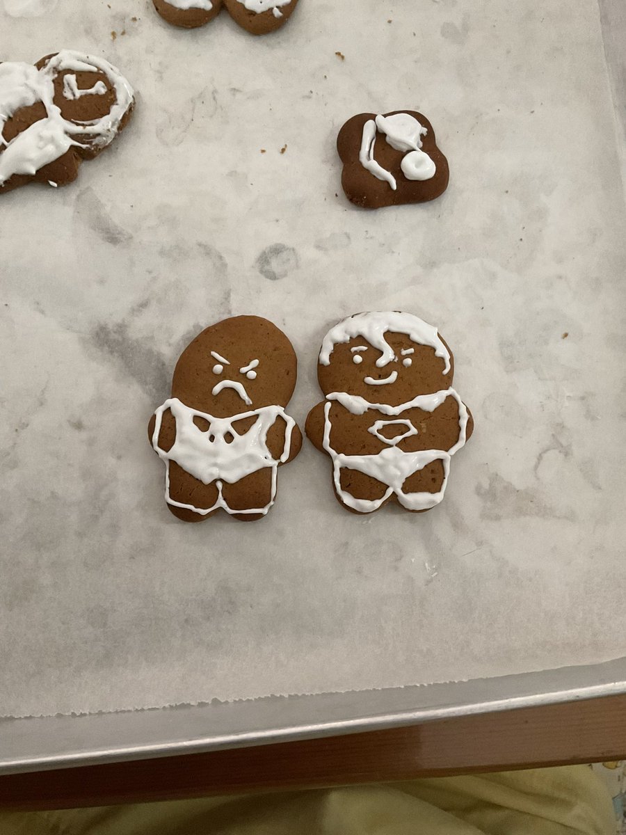 raesinwas's tweet photo. supe and lex gingerbread cookies in the middle of the year 😭😭😭😭 https://t.co/PS4jfllueY