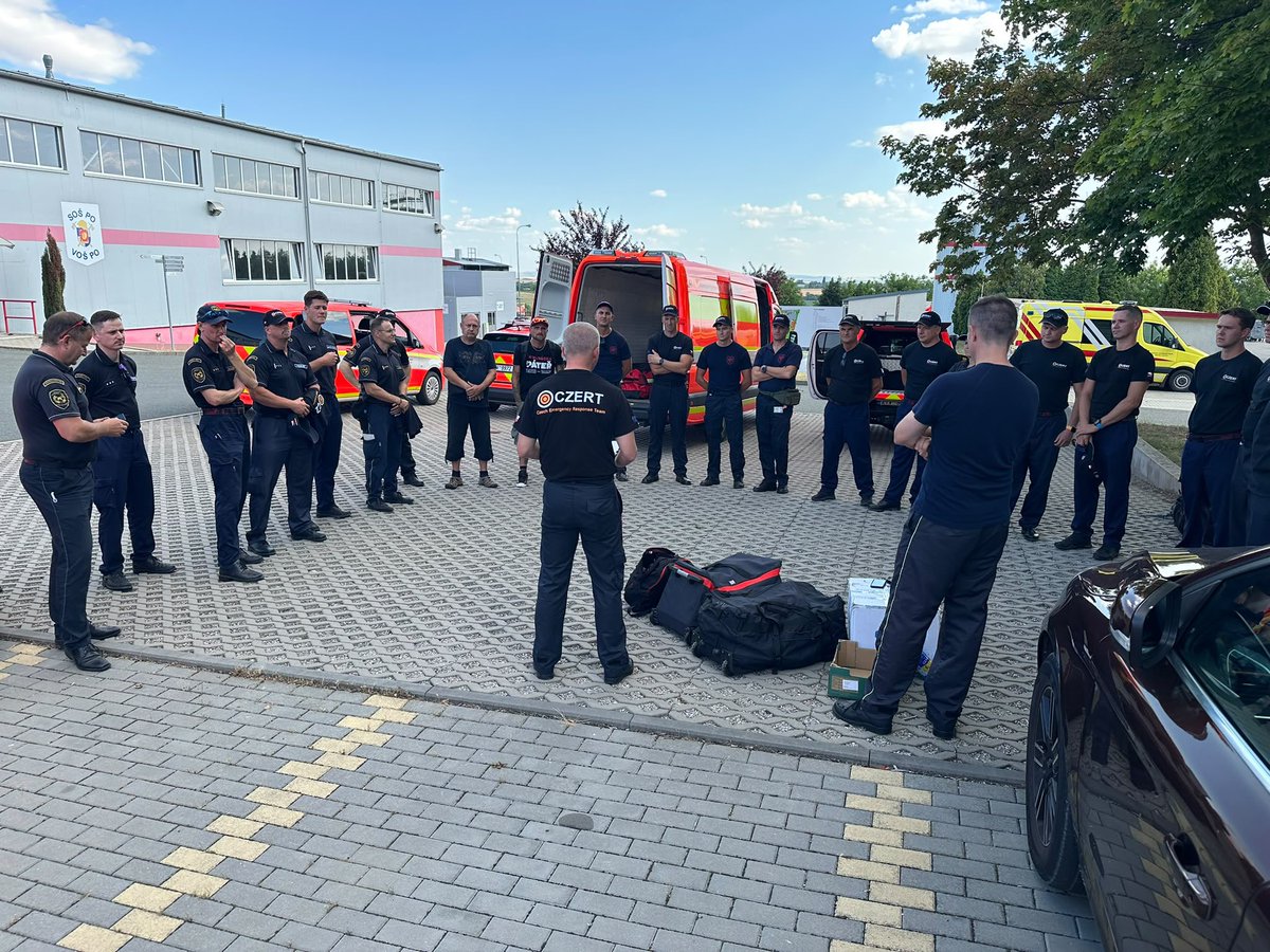 hasici_cr's tweet photo. Čeští hasiči vyrazili do Řecka! 🇬🇷 V oblasti kolem Patry, která patří k velmi ohroženým územím, budou – v rámci #EUPrepositioning – připraveni zasáhnout, kdyby došlo k rozsáhlým lesním požárům.  🔥 S sebou si vezou 10 ks mobilní techniky, včetně tří cisteren nebo čtyřkolky. 🚒 https://t.co/W06kmgXCzi