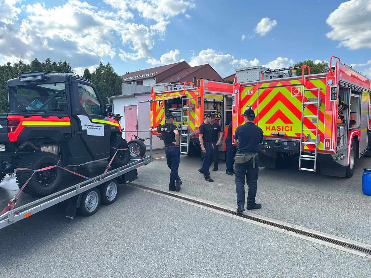 hasici_cr's tweet photo. Čeští hasiči vyrazili do Řecka! 🇬🇷 V oblasti kolem Patry, která patří k velmi ohroženým územím, budou – v rámci #EUPrepositioning – připraveni zasáhnout, kdyby došlo k rozsáhlým lesním požárům.  🔥 S sebou si vezou 10 ks mobilní techniky, včetně tří cisteren nebo čtyřkolky. 🚒 https://t.co/W06kmgXCzi