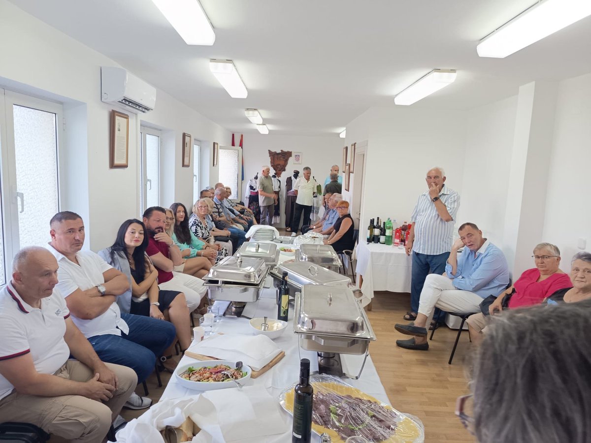 SRBinRijeka's tweet photo. Povodom obeležavanja Petrovdana, 12.07. generalni konzul Ivana Stojiljković prisustvovala je svetoj liturgiji u hramu Sv. apostola Petra i Pavla u Milićima, a istoga dana i svečanom obeležavanju slave Veća srpske nacionalne manjine u Labinu.
#Labin #Istra #Črnomelj https://t.co/hILlLiEa1V