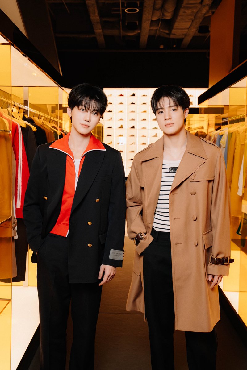SECRET_Styled's tweet photo. #OnitsukaTigerShinjuku #OnitsukaTiger 
#MilkPansa

Onitsuka Tiger เปิด Global Flagship Store แห่งใหม่ที่ใหญ่ที่สุดในโลก ในย่านชินจูกุ กรุงโตเกียว เมื่อวันศุกร์ที่ 10 กรกฎาคม 2569 โดยมีแขกคนสำคัญบินลัดฟ้าร่วมงาน อาทิ มิ้ลค์ - พรรษา วอสเบียน และ เจโน่ (JENO) - แจมิน (JAEMIN) แห่งวง NCT JNJM

คอนเซ็ปต์ของการเล่าเรื่องราวแบบแนวตั้ง (Vertical Narrative) ถูกวางเป็นหัวใจสำคัญของตัวร้าน ตั้งแต่วัสดุที่ใช้ผสมผสาน สีสัน และศิลปะการดีไซน์แบบตะวันออกของญี่ปุ่น และตะวันตกอย่างอิตาลีเข้าไว้ด้วยกัน ภายในร้านแต่ละชั้นได้นำเสนอการเลือกสรรวัสดุและการตกแต่งที่แตกต่างกันออกไป นำพาให้ผู้มาเยือนได้สัมผัสประสบการณ์พิเศษที่ถ่ายทอดถึงความเป็นมาของแบรนด์

ขณะที่ Onitsuka Tiger ยังคงมุ่งหมายให้ร้านค้าของแบรนด์เป็นสถานที่ที่ผู้มาเยือนได้สัมผัสประสบการณ์ผ่านคุณค่าและเรื่องราวของแบรนด์ ร้าน Global Flagship Store แห่งใหม่และเป็นแห่งที่ใหญ่ที่สุดนี้จึงได้ควบรวมมรดกของแบรนด์เข้ากับนวัตกรรมสมัยใหม่ ผ่านการนำเสนอกลุ่มสินค้าทั้งหมดของแบรนด์ไว้ ณ สถานที่แห่งเดียวกัน ซึ่งพร้อมมอบประสบการณ์ใหม่ของทางแบรนด์ให้กับผู้มาเยือนจากทั่วโลก

#DPromptCommunication
#SECRETStyled