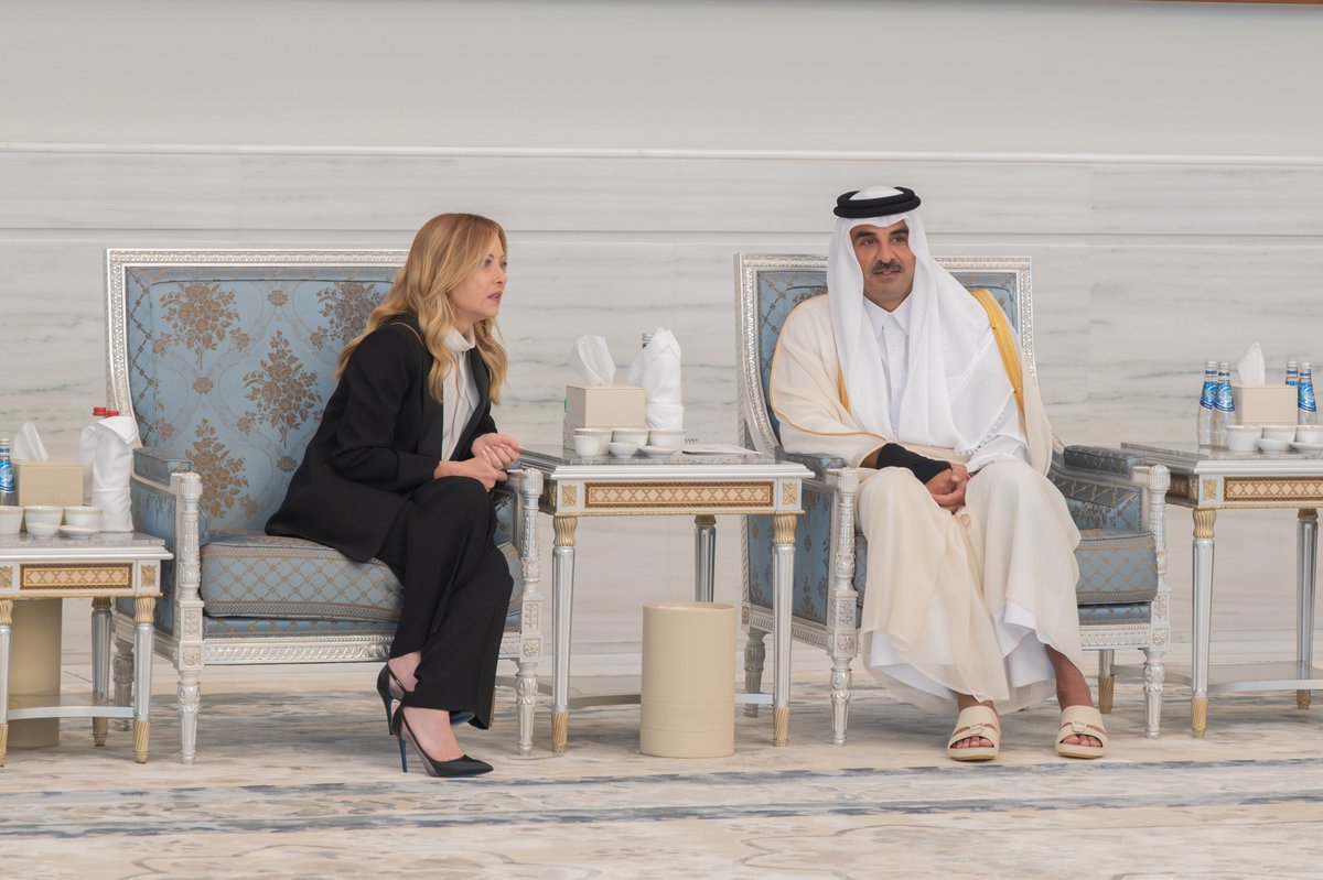 AmiriDiwan's tweet photo. سمو الأمير المفدى يستقبل دولة السيدة جورجيا ميلوني رئيسة وزراء الجمهورية الإيطالية الصديقة والوفد المرافق، التي قدمت التعازي لسموه في وفاة المغفور له بإذن الله صاحب السمو الأمير الوالد الشيخ حمد بن خليفة آل ثاني، وذلك في قصر لوسيل. https://t.co/6V8EOY2BKV https://t.co/eQ0E4LnWxN