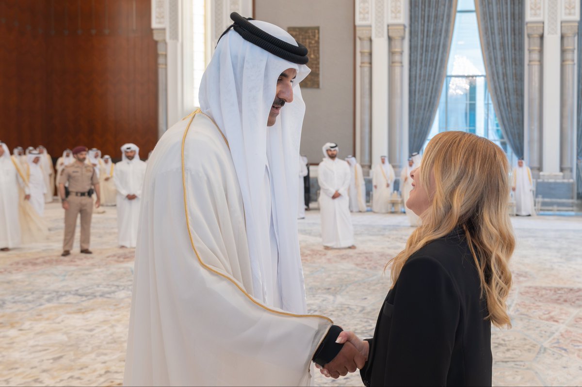 AmiriDiwan's tweet photo. سمو الأمير المفدى يستقبل دولة السيدة جورجيا ميلوني رئيسة وزراء الجمهورية الإيطالية الصديقة والوفد المرافق، التي قدمت التعازي لسموه في وفاة المغفور له بإذن الله صاحب السمو الأمير الوالد الشيخ حمد بن خليفة آل ثاني، وذلك في قصر لوسيل. https://t.co/6V8EOY2BKV https://t.co/eQ0E4LnWxN