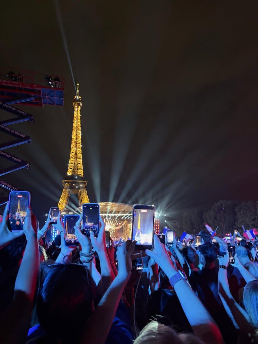 francesafetytra's tweet photo. One evening, thousands of eyes turned toward the sky, and a magical spectacle. 

Happy Bastille Day! 🇫🇷 https://t.co/DZEUtEQr6m