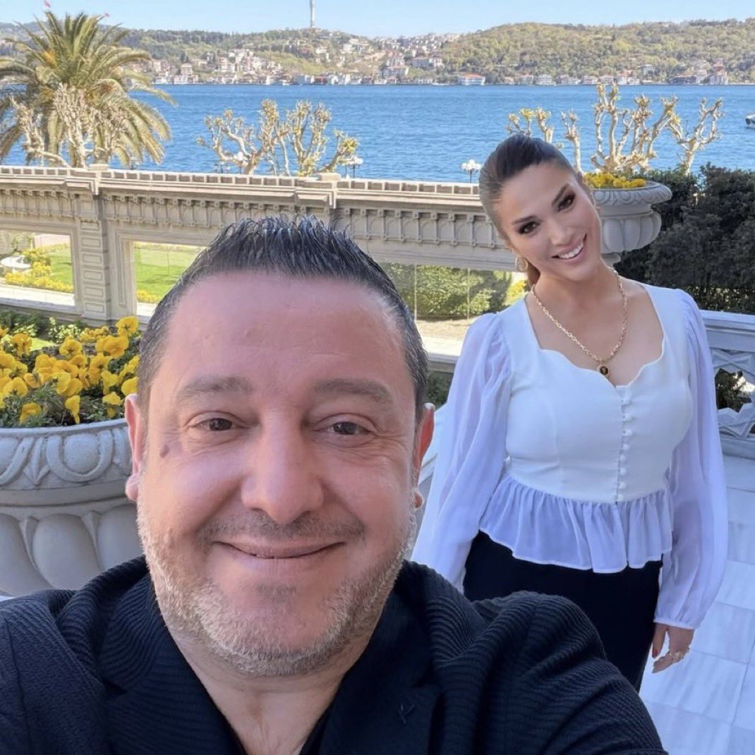 sokakkedisitv's tweet photo. 🔴 #SONDAKİKA | Nihat Kahveci, dün akşam eşi Fulya Kahveci'ye bir restoranda tokat attığı ve şişe fırlattığı gerekçesiyle gözaltına alındı. 

(İhsan Yalçın) https://t.co/uXviJmiv9Y