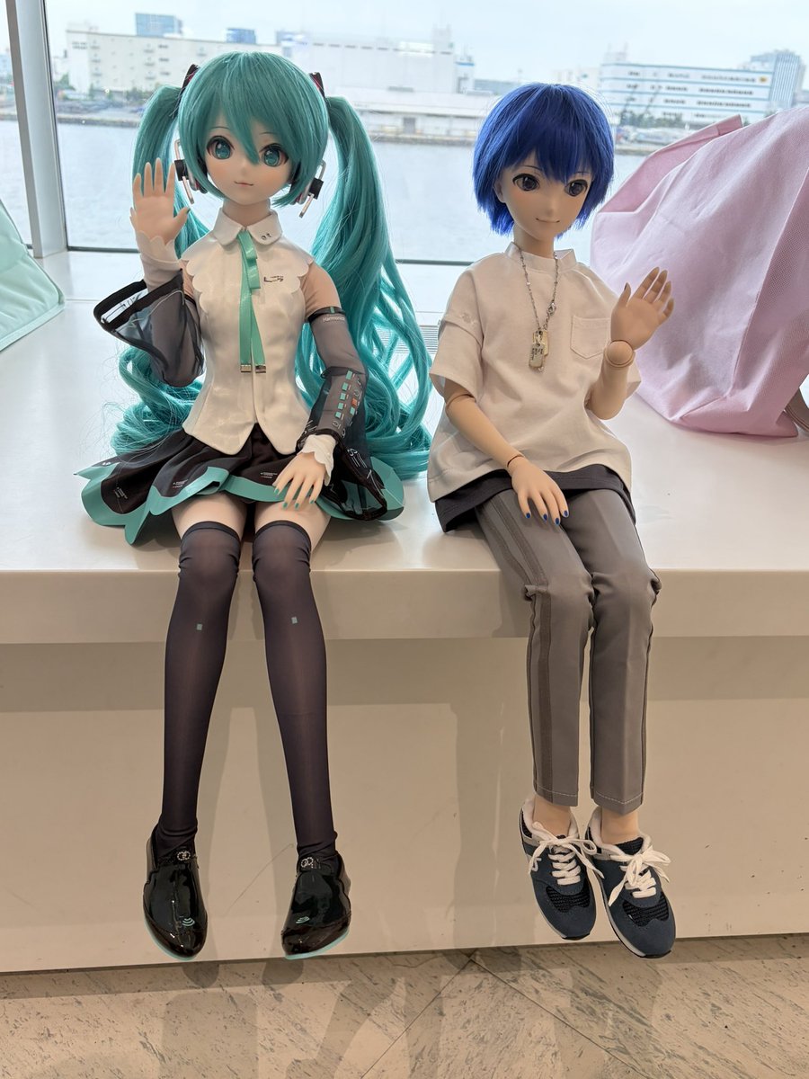 Risa_05240's tweet photo. 東京ビックサイト行ってきましたー!!
(ᐙ   三   ᐕ)
うちの子久しぶりのお外…紫外線が気になってたけと、曇りでよかった！

友達んちのKAITO兄さんとも写真を撮れました！⸜( ॑꒳ ॑ )⸝

色々見れて楽しかったです https://t.co/Lb0TF0mX3M