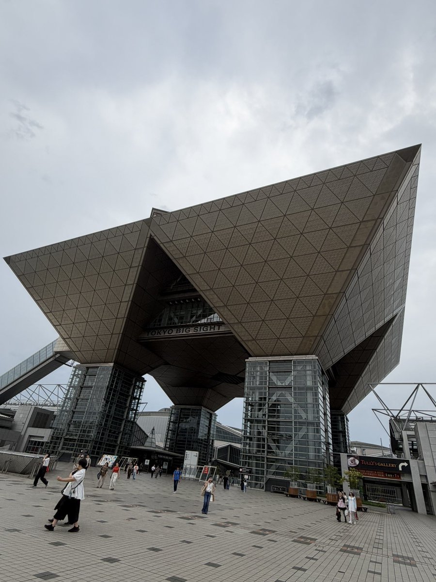 Risa_05240's tweet photo. 東京ビックサイト行ってきましたー!!
(ᐙ   三   ᐕ)
うちの子久しぶりのお外…紫外線が気になってたけと、曇りでよかった！

友達んちのKAITO兄さんとも写真を撮れました！⸜( ॑꒳ ॑ )⸝

色々見れて楽しかったです https://t.co/Lb0TF0mX3M