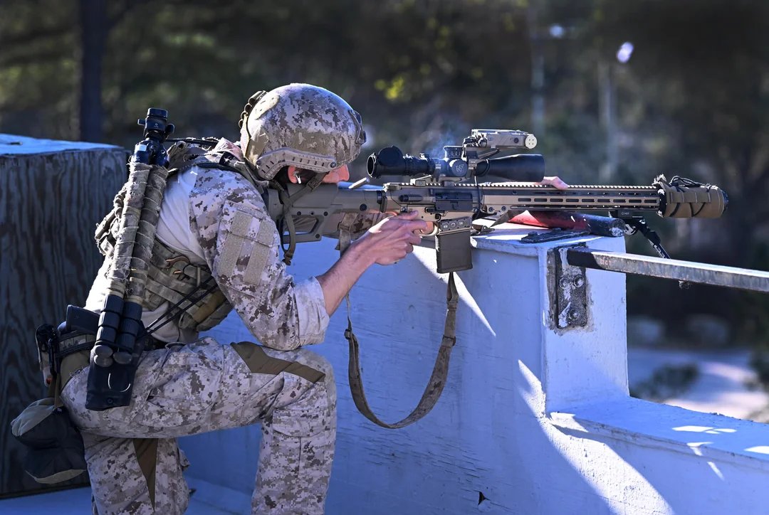 WarFlash_2630's tweet photo. 🇺🇸U.S. Navy SEAL firing a Mk 1 Mod 0 MRGG-S during a sniper competition at Fort Bragg, North Carolina, March 19, 2024. https://t.co/V2h98vPAhC