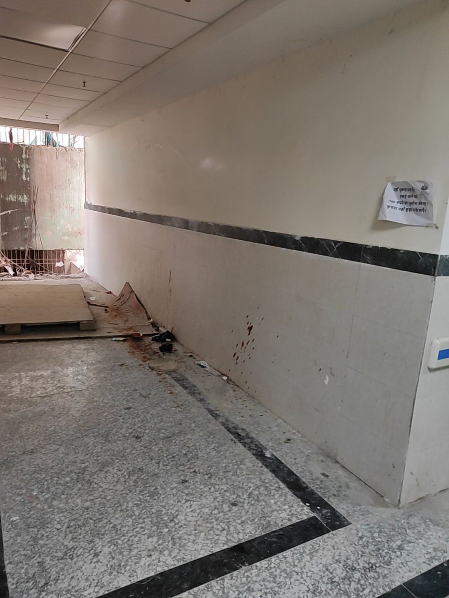 pkswhp's tweet photo. LNJP Hospital, Rajbanshi Nagar में सफाई का आलम यह है, वर्ष 2000 के आसपास यहां गाय, भैंस बँधे होते थे अब कुत्ता सो कर पहरेदारी कर रहे है। लगता है कि यहां झाड़ू भी नहीं पड़ता है। यह MRI वाले सेक्शन की फोटो है। कॉरिडोर में गंदगी फैला हुआ है। कृपया इसपर ध्यान दिया जाए https://t.co/nS0gmV8snd
