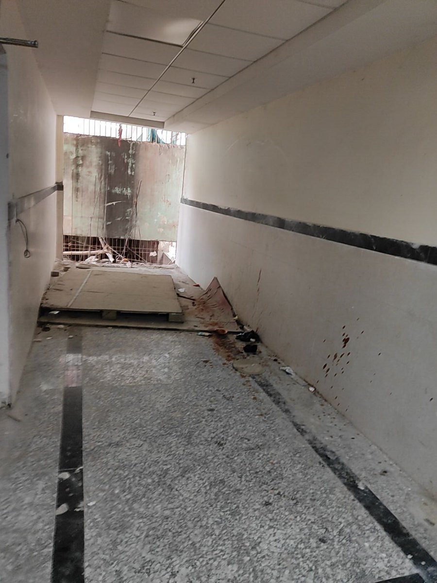 pkswhp's tweet photo. LNJP Hospital, Rajbanshi Nagar में सफाई का आलम यह है, वर्ष 2000 के आसपास यहां गाय, भैंस बँधे होते थे अब कुत्ता सो कर पहरेदारी कर रहे है। लगता है कि यहां झाड़ू भी नहीं पड़ता है। यह MRI वाले सेक्शन की फोटो है। कॉरिडोर में गंदगी फैला हुआ है। कृपया इसपर ध्यान दिया जाए https://t.co/nS0gmV8snd
