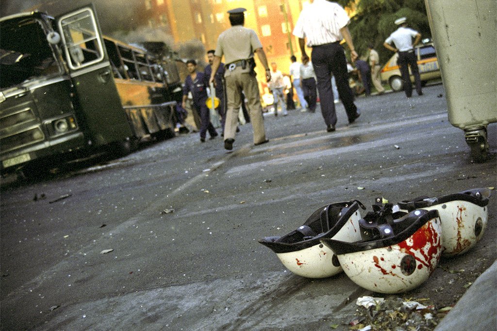 CarlosDeUrrecha's tweet photo. "El mayor tenía 24 años, el más joven 19"
12 Guardias Civiles asesinados y más de 60 heridos con una furgoneta bomba en Madrid por los cobardes de ETA

"5 ollas cargadas de metralla conectadas a 35kg de Goma2 contra un autobús con 70 GC muy jóvenes"
https://t.co/Zqgt6VttAs https://t.co/qcqWpokOWF