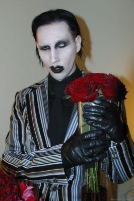 twinningevil's tweet photo. Guys my anniversary falls on Mansons Tampa concert date w Rob.. should I propose?? Lmk😛 https://t.co/vTVYQjIz6K