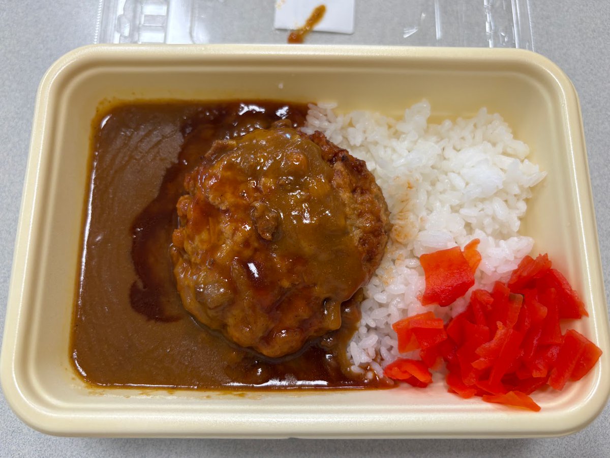 johnny__88's tweet photo. コンビニでお弁当買うなら、明後日までは絶対こっち🍛
#みよしの ハンバーグカレー弁当が470円‼️
✅ 見た目以上のボリューム
✅ カレーとデミグラスソースが混ざり合って、コク深い味わい
✅ ふわふわハンバーグ入りで満足度も高め

昨日は定食、今日は弁当。
7月16日までの半額祭り、まだ楽しみます👍 https://t.co/IeKfmYLd1I