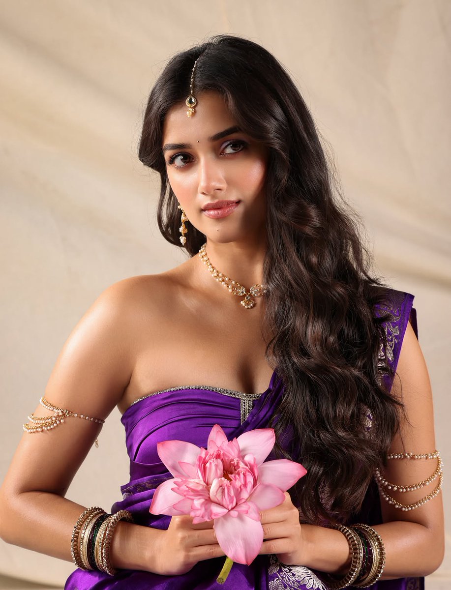 roseXcreator's tweet photo. A perfect blend of grace and timeless beauty. Bhagyashri Borse shining brighter than ever in this royal outfit.! https://t.co/eQfXf8oTVp
