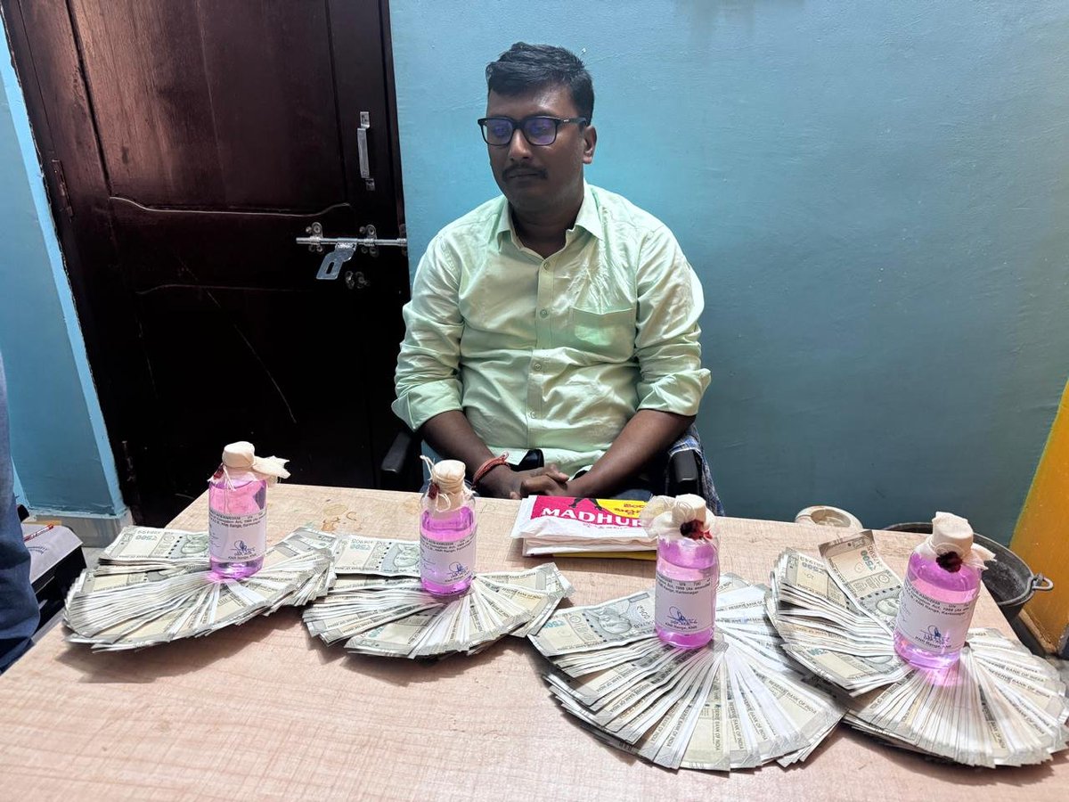 shinenewshyd's tweet photo. A #Municipal #Assistant #Engineer in #Peddapally district, #Kallepalli #Sathish Kumar, was caught by the #ACB while allegedly accepting a bribe of ₹2 lakh for processing and forwarding the final bill of a graveyard development project worth ₹12.28 lakh. 1/2 https://t.co/Cny5y2K2gn