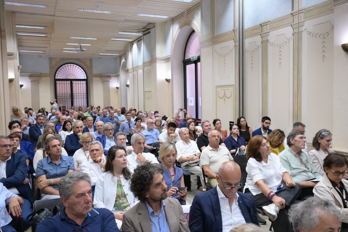 CislNazionale's tweet photo. Oggi, al Centro Congressi Cavour di Roma, la presentazione del #RapportoContrattazioneSociale2026 con le conclusioni della Segretaria Generale della Cisl #DanielaFumarola. L'iniziativa, dal titolo "Contrattare e partecipare per programmare e dare forma sociale allo sviluppo dei territori", è organizzata da Cisl e Fnp Cisl.
Dopo l’introduzione di Alessandro Geria, le relazioni di Sauro Rossi, Segretario Confederale Cisl, e Anna Maria Foresi, Segretaria Nazionale Fnp. A seguire, gli interventi dei professori Egidio Riva, Rosangela Lodigiani e Massimiliano Colombi del Centro di Ricerca Wwell, e di Roberto Pezzani, Segretario Generale Fnp Cisl.

#CISL #ContrattazioneSociale @FnpCisl