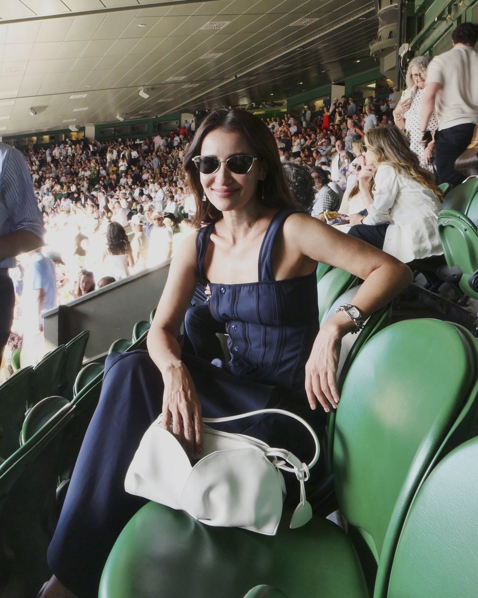 VogueThailand's tweet photo. #VogueReport ย้อนชมโมเมนต์ริมคอร์ตของ ‘แอน ทองประสม’ และเหล่าแขกคนสำคัญจาก Ralph Lauren ในศึก Wimbledon Men’s Final 2026
.
โว้กพาย้อนโมเมนต์ของ ‘แอน-ทองประสม’ ส่งตรงจากการแข่งขัน Wimbledon Men’s Final 2026 ณ All England Lawn Tennis and Croquet Club กรุงลอนดอน ประเทศอังกฤษ ในฐานะคนไทยคนแรกที่ได้รับเชิญอย่างเป็นทางการจาก Ralph Lauren และ The Championships, Wimbledon ในการเข้าร่วมชมการแข่งขัน พร้อมด้วยเหล่าแขกคนสำคัญจากหลากหลายวงการ ที่มาร่วมเป็นส่วนหนึ่งของแมตช์ประวัติศาสตร์ครั้งสำคัญนี้ไม่ว่าจะเป็น ‘Jennifer Lopez’ , ‘Liam Hemsworth’ , ‘Gabriella Brooks’ , ‘Cynthia Erivo’ , ‘Ken Watanabe’ , ‘Sarah Pidgeon’ , ‘Jaafar Jackson’ , ‘Elizabeth Debicki’ , ‘Andrew Garfield’ , ‘Tom Hiddleston’ , ‘Zhang Ziyi’ , ‘Maggie Rogers’ , ‘Winter’ , ’WOODZ’ และอีกมากมาย ที่ต่างปรากฏตัวในลุคสุดคลาสิกจาก Ralph Lauren #RalphLauren #RLTennis #Wimbledon
Photo: Courtesy of Ralph Lauren