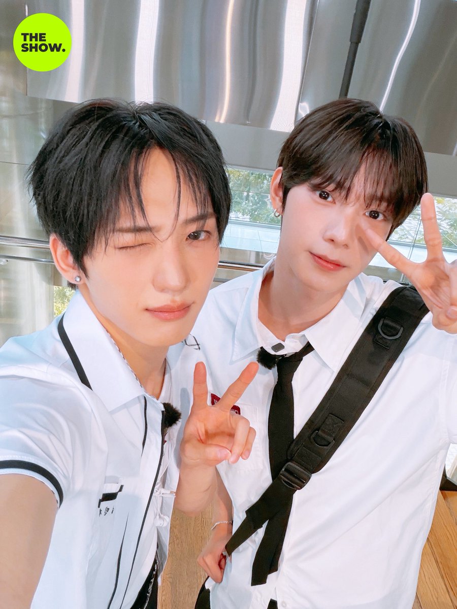 theshow_offcl's tweet photo. 똑똑똑 🚪｜ω・）
Hoxy... 저희 들어가도 될까요?

어어. 그래. 
MC 👑#민재🐈‍⬛ X👽#최립우🐰,
갸루 귀신 💅🏻#미나미🦭 니?
그대들은 두드릴 필요 없단다...
이미 #더쇼 의 마음에 쏙 들어와 있단다...🫶🏻

내 아이돌의 스윗😍 뽀짝🤗 능글🥴
깔깔 웃긴🤣 매력이 보고 싶을 땐 👀📸
레디‼ 액〰 숏들어가요로 슉💨 들어와요 🕳

#xikers #싸이커스 #RESCENE #리센느 #FLAREU #플레어유 @xikers_official @RESCENEofficial @flareu_official