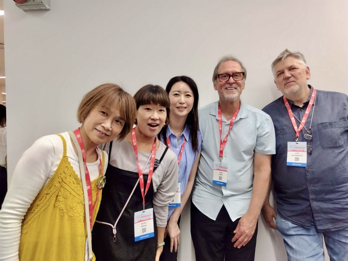 ncmmusictherapy's tweet photo. MEION family meets NRMT family!
イタリアで行われた音楽療法の世界大会で貴重だったのは、名音大の教員が世界のノードフ・ロビンズ音楽療法（NRMT）士と対面で出会えたことでした。ランチタイムに開かれた集まりでは、あちこちで自己紹介や臨床の話などが交わされ、ネットワークの構築になりました。 https://t.co/uLS45TNgwR