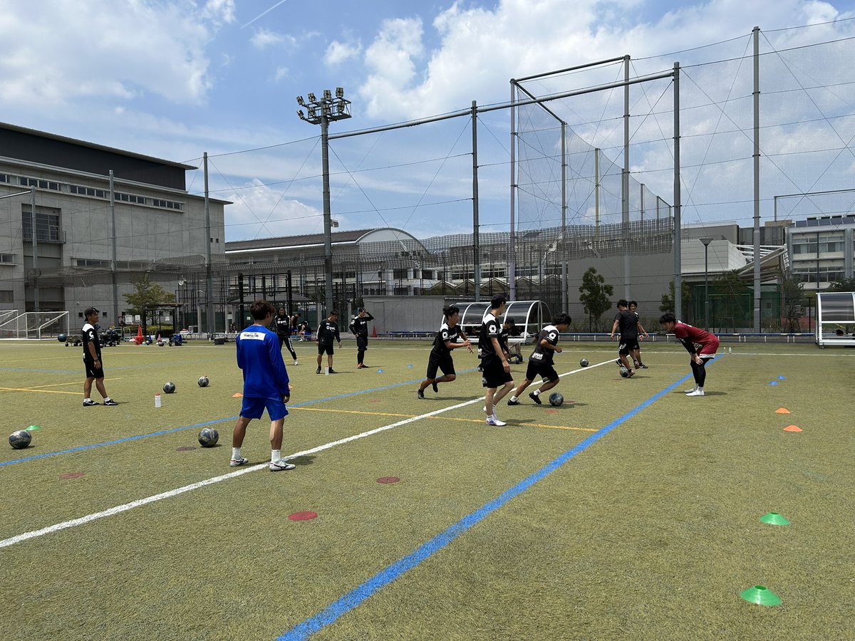 mrkzy18's tweet photo. 【南葛SCアカデミー指導者研修】

今回の指導実践は「U-18小西コーチ」。
対人、実戦形式でのメニュー。

技術は目的ではなく、試合に勝つための手段(武器)。

楽しみながら気づいたら上手くなっていて、上手くなることで、もっと楽しめるように。

次回の開催は、7/21(火)です😊 https://t.co/hapvmJS6l4