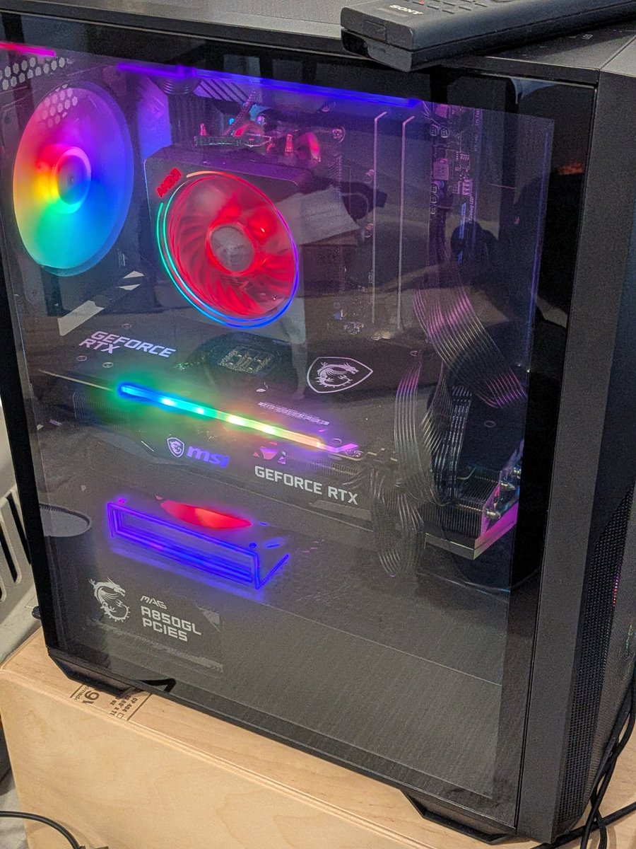 nukobox's tweet photo. 友達からPC譲ってもらいました。
すごくうれちい https://t.co/lj9bWcAz1H